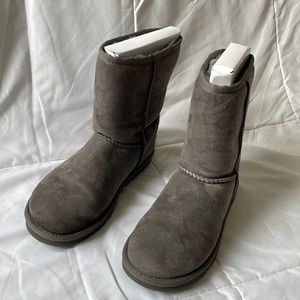 Authentic Ugg classic short boots size 6 Grey